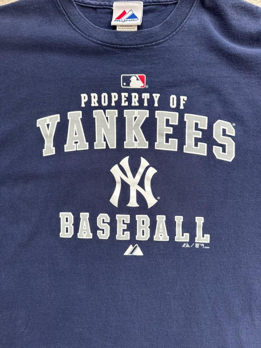 NY Yankees Baseball T-shirt Men's Medium 100% Cotton Majestic Tee Blue with Logo